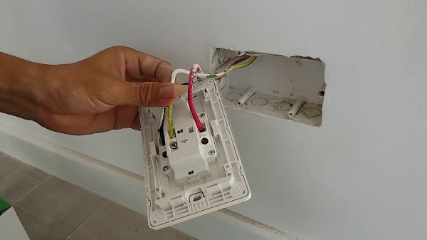 sửa ổ cắm điện âm tường